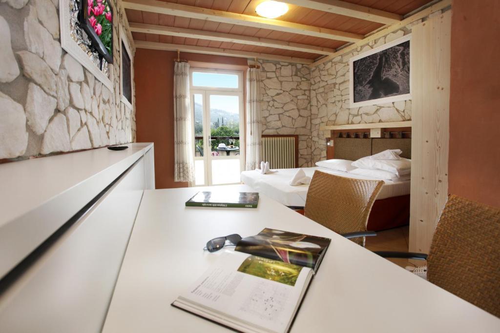 Albergo Garni Orchidea ริวาเดลการ์ดา ห้อง รูปภาพ